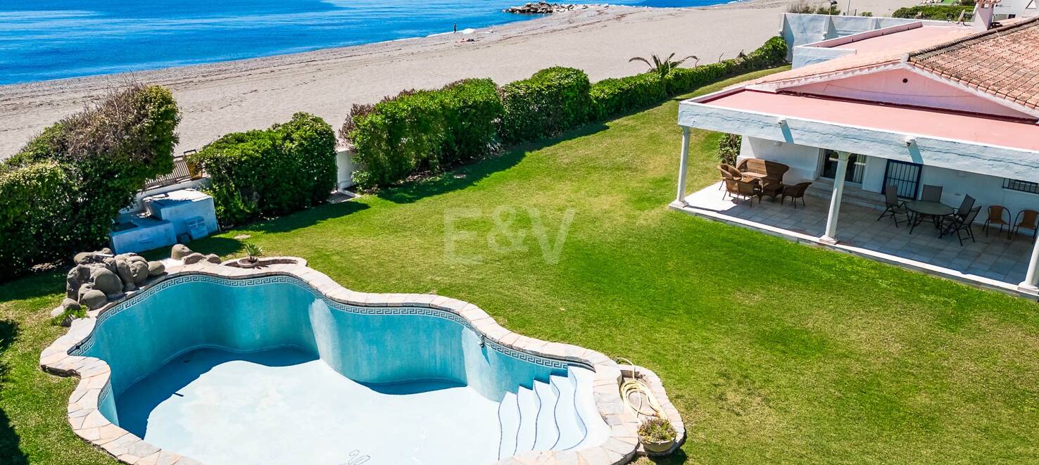 Beachfront villa in Guadalmina Baja, one of the most prestigious areas in Marbella.