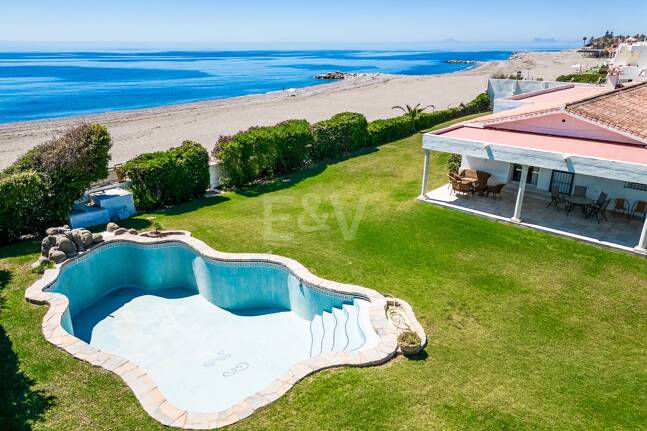 Strandvilla in erster Linie in Guadalmina Strandseite, in einem der renommiertesten Gebiete von Marbella.
