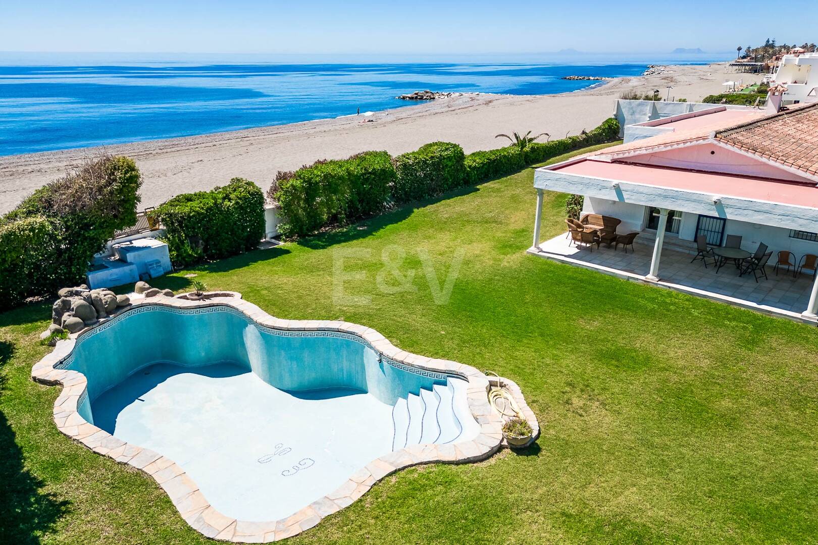 Strandvilla in erster Linie in Guadalmina Strandseite, in einem der renommiertesten Gebiete von Marbella.