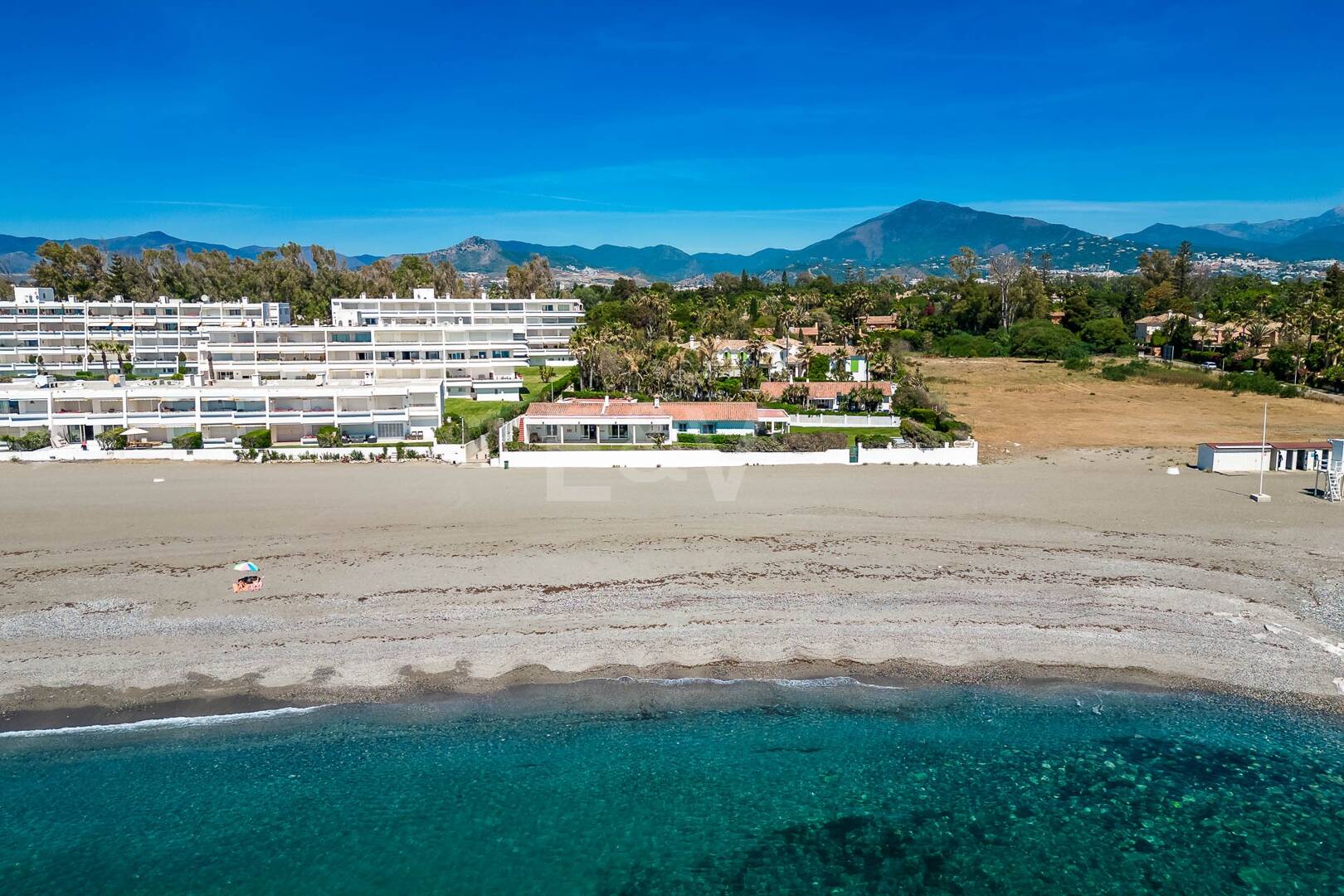 Strandvilla in erster Linie in Guadalmina Strandseite, in einem der renommiertesten Gebiete von Marbella.