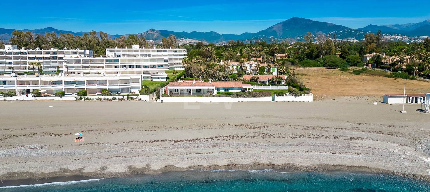 Beachfront villa in Guadalmina Baja, one of the most prestigious areas in Marbella.