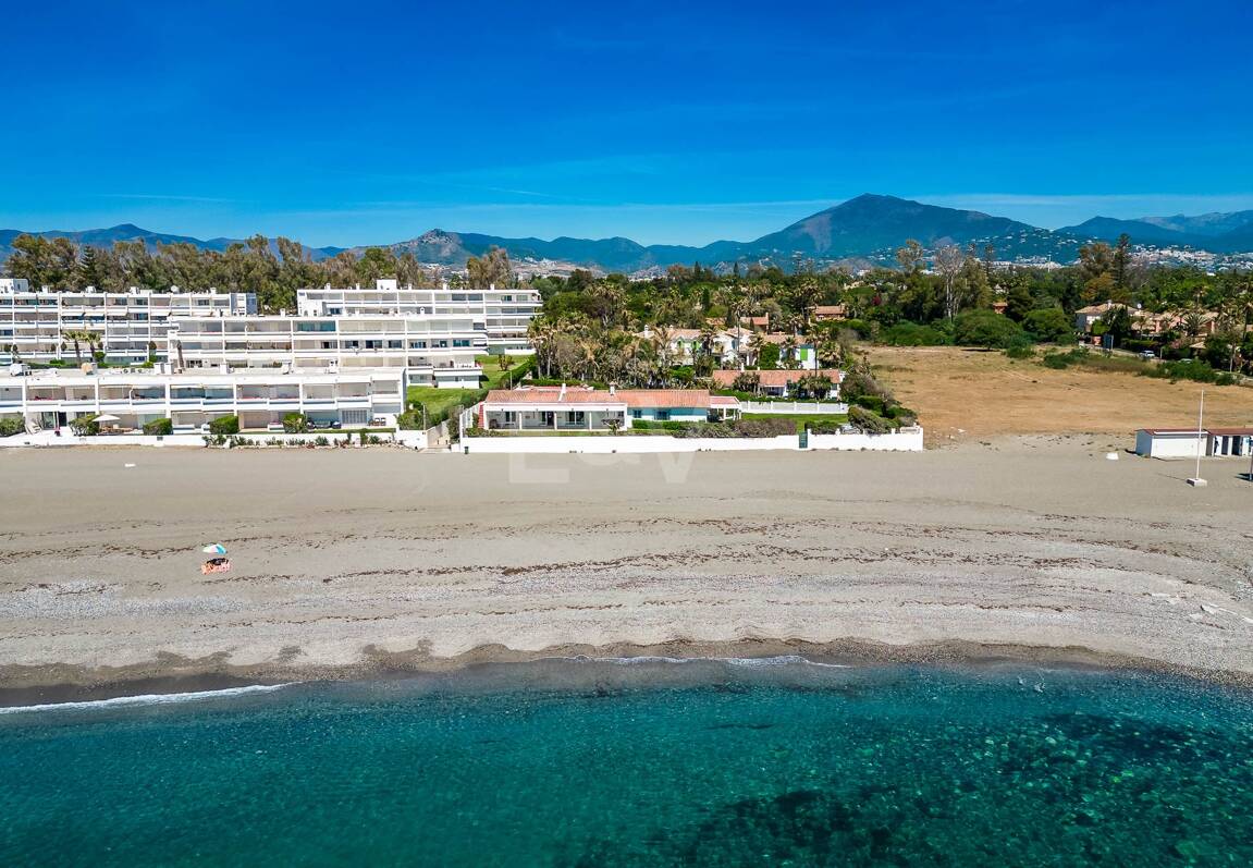 Strandvilla in erster Linie in Guadalmina Strandseite, in einem der renommiertesten Gebiete von Marbella.