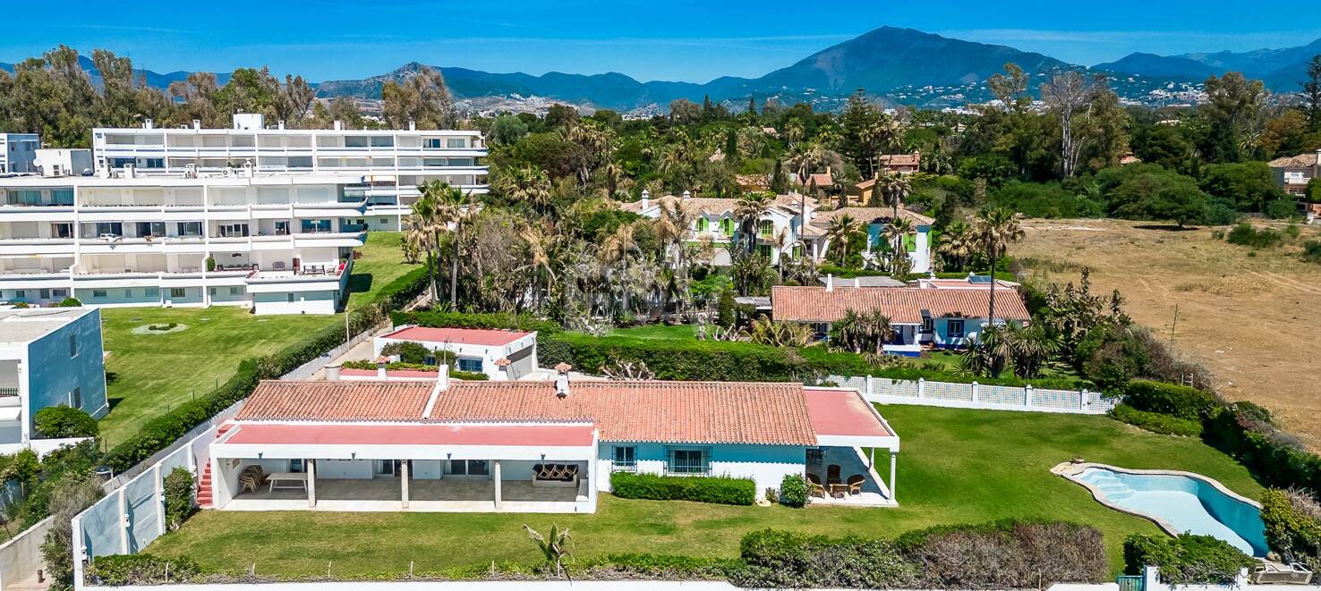 Beachfront villa in Guadalmina Baja, one of the most prestigious areas in Marbella.