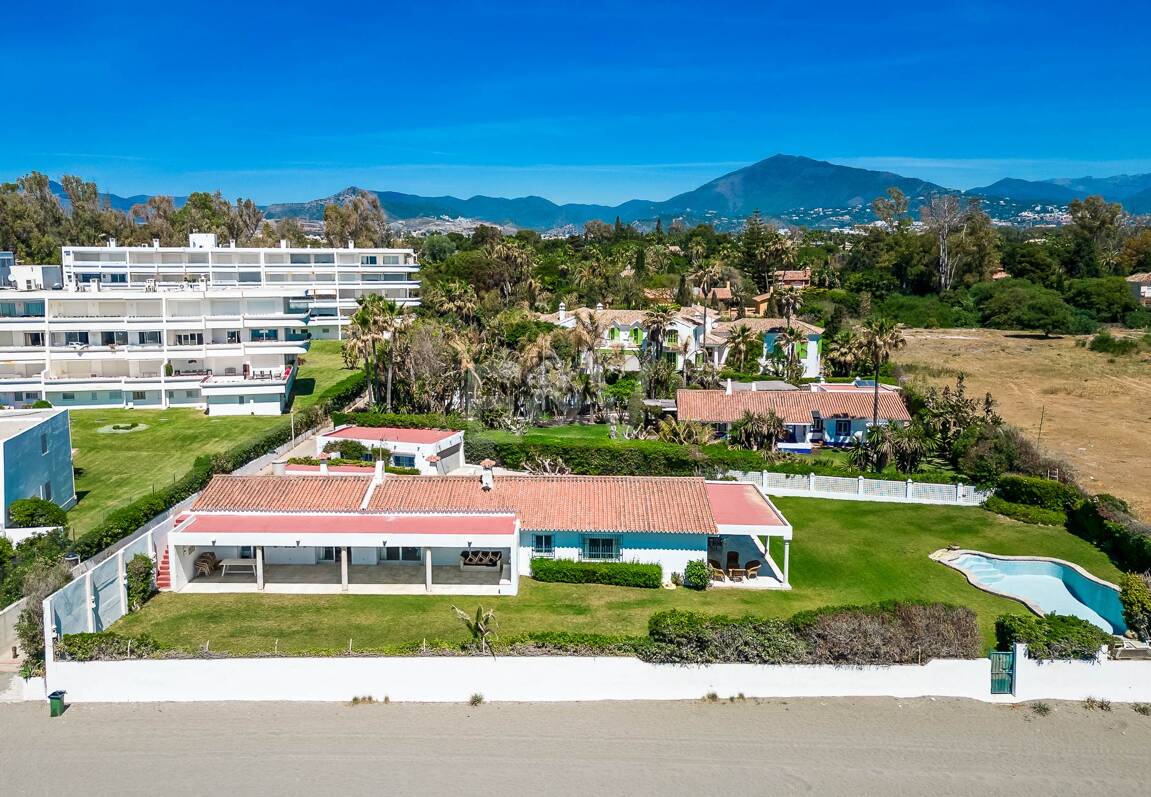 Strandvilla in erster Linie in Guadalmina Strandseite, in einem der renommiertesten Gebiete von Marbella.