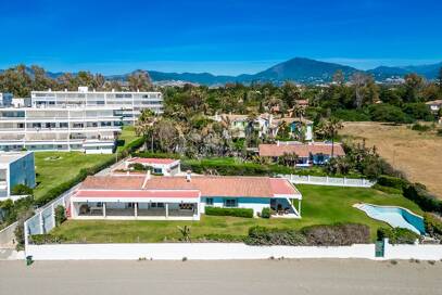 Strandvilla in erster Linie in Guadalmina Strandseite, in einem der renommiertesten Gebiete von Marbella.
