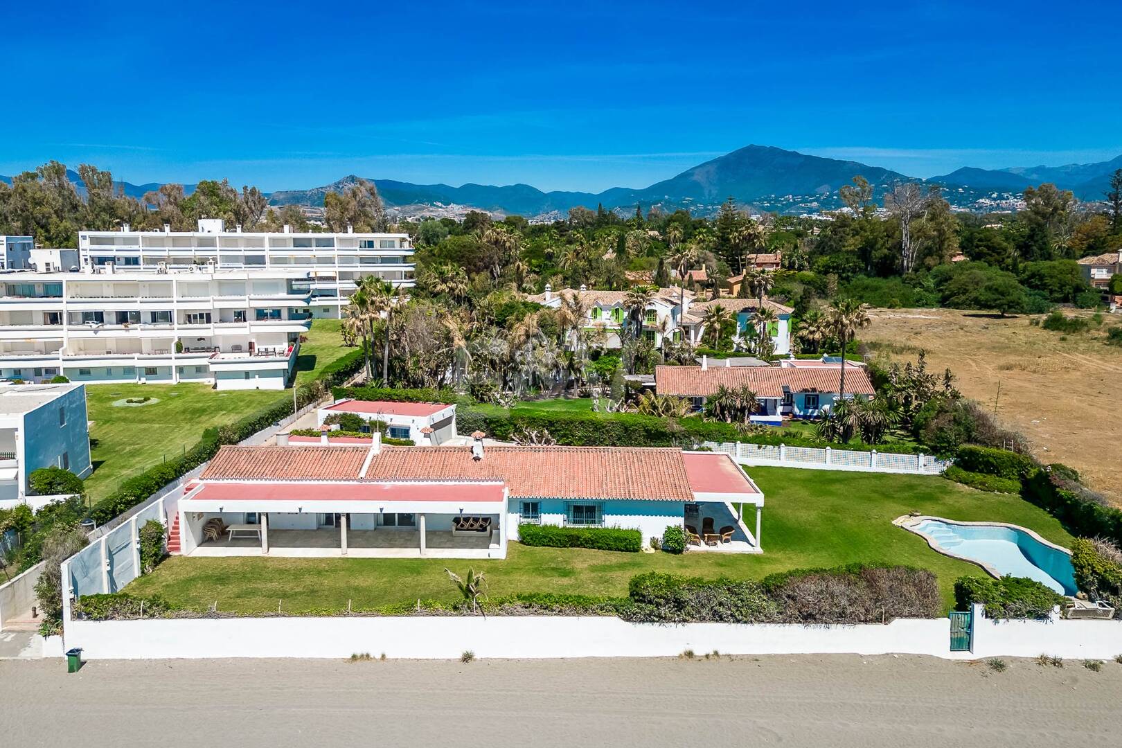 Strandvilla in erster Linie in Guadalmina Strandseite, in einem der renommiertesten Gebiete von Marbella.