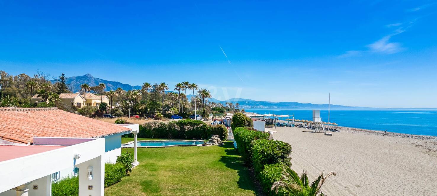 Beachfront villa in Guadalmina Baja, one of the most prestigious areas in Marbella.