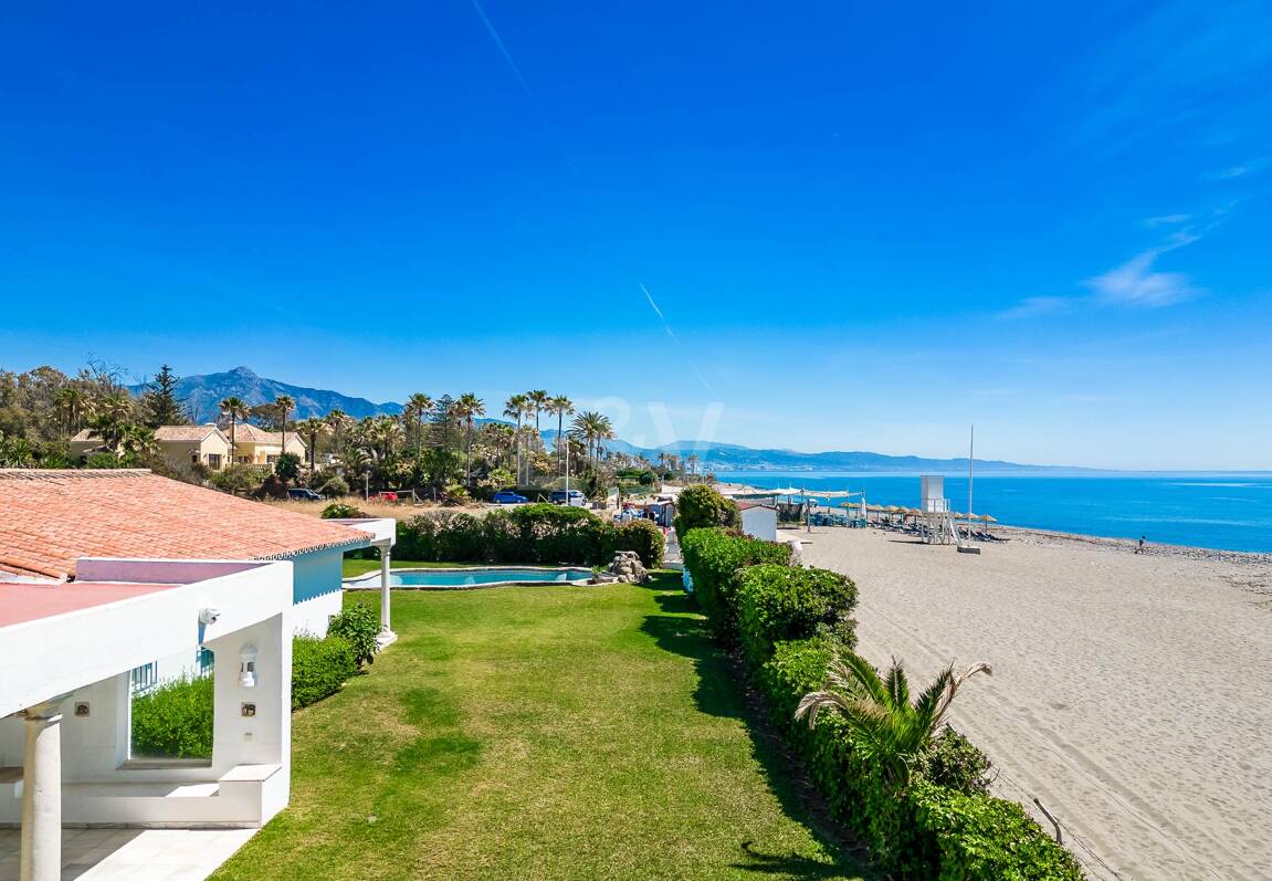 Strandvilla in erster Linie in Guadalmina Strandseite, in einem der renommiertesten Gebiete von Marbella.