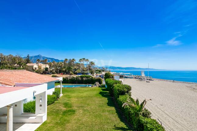 Strandvilla in erster Linie in Guadalmina Strandseite, in einem der renommiertesten Gebiete von Marbella.