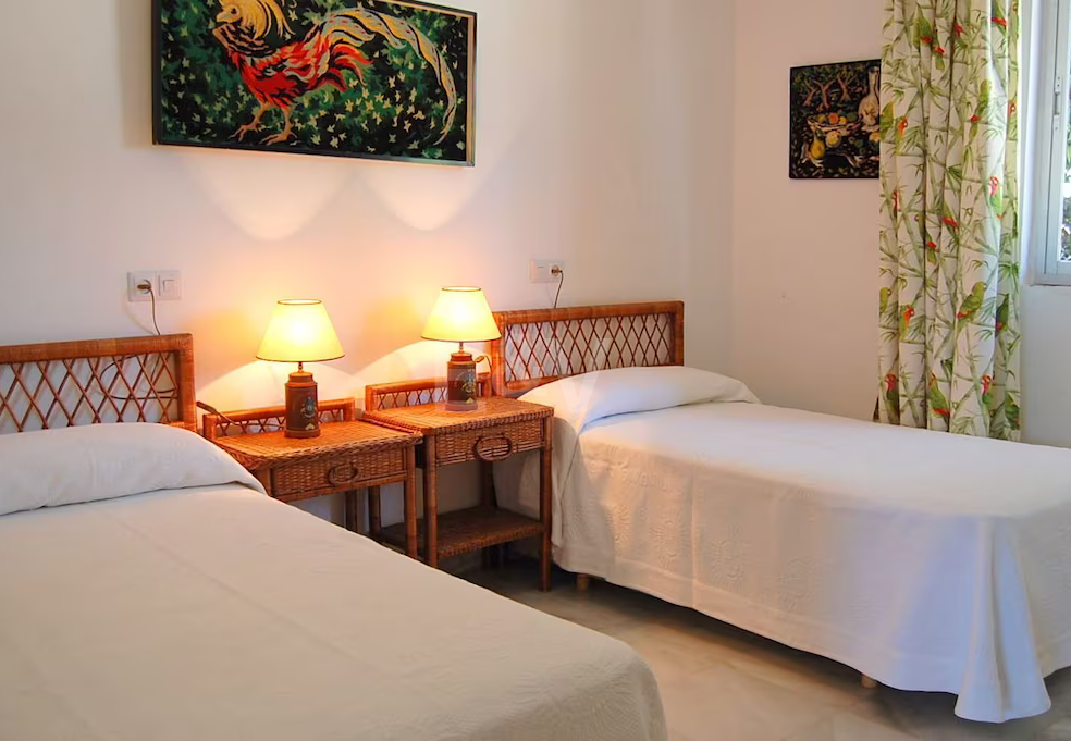 Strandvilla in erster Linie in Guadalmina Strandseite, in einem der renommiertesten Gebiete von Marbella.