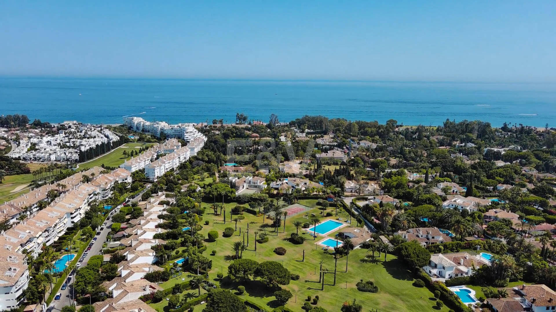 Strandvilla in erster Linie in Guadalmina Strandseite, in einem der renommiertesten Gebiete von Marbella.