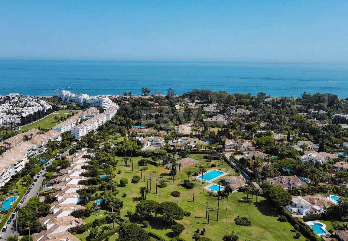 Strandvilla in erster Linie in Guadalmina Strandseite, in einem der renommiertesten Gebiete von Marbella.