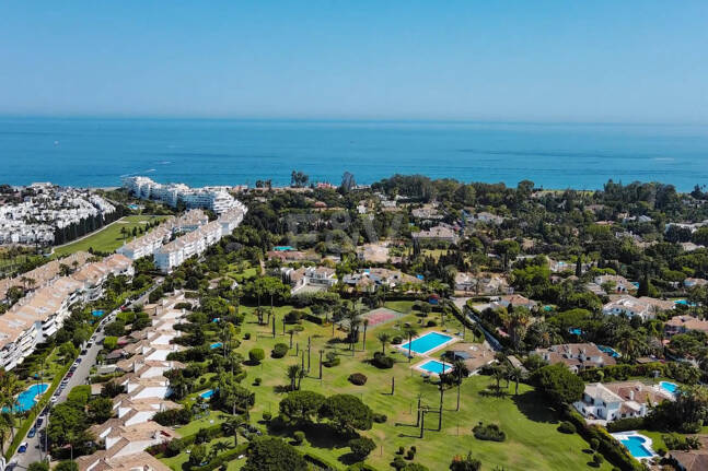 Strandvilla in erster Linie in Guadalmina Strandseite, in einem der renommiertesten Gebiete von Marbella.