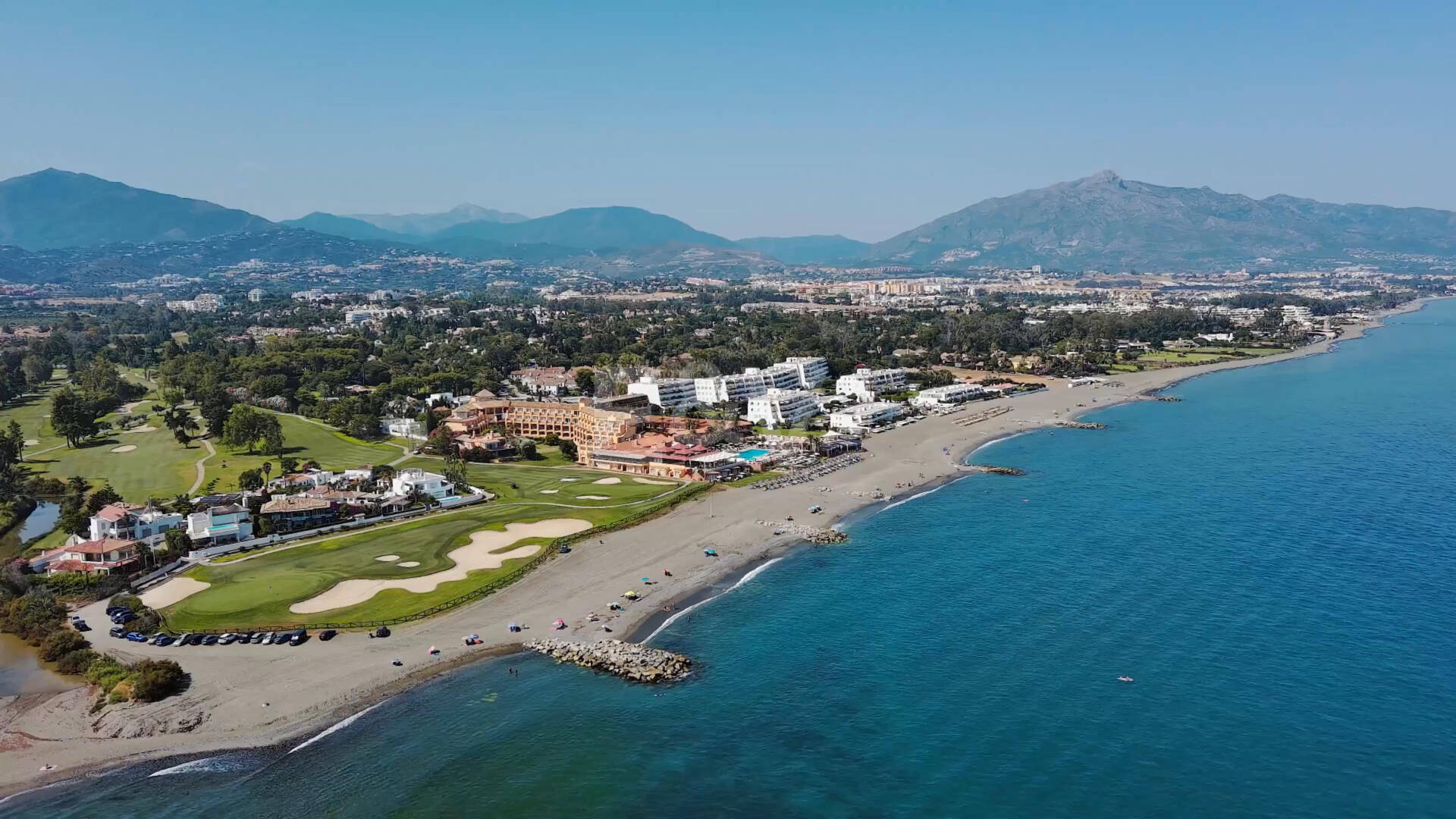 Strandvilla in erster Linie in Guadalmina Strandseite, in einem der renommiertesten Gebiete von Marbella.
