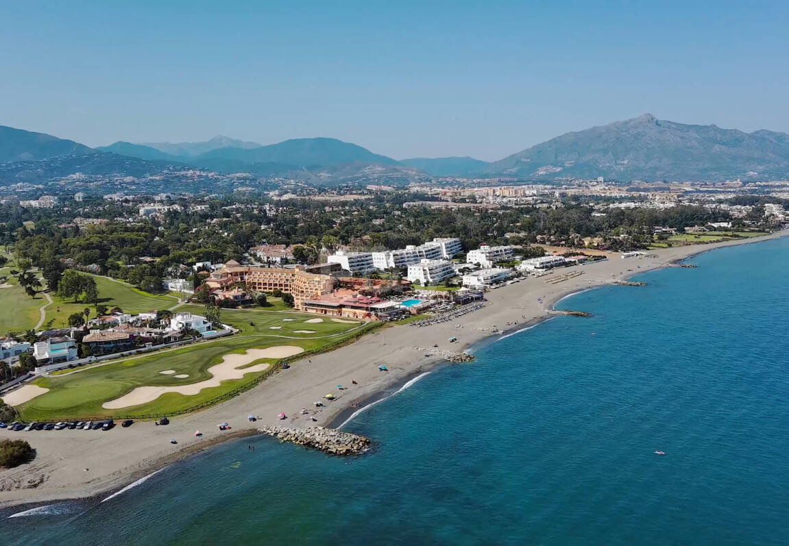 Strandvilla in erster Linie in Guadalmina Strandseite, in einem der renommiertesten Gebiete von Marbella.