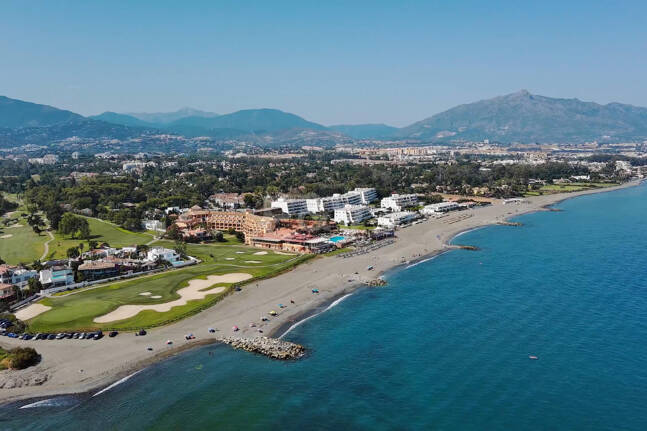 Strandvilla in erster Linie in Guadalmina Strandseite, in einem der renommiertesten Gebiete von Marbella.