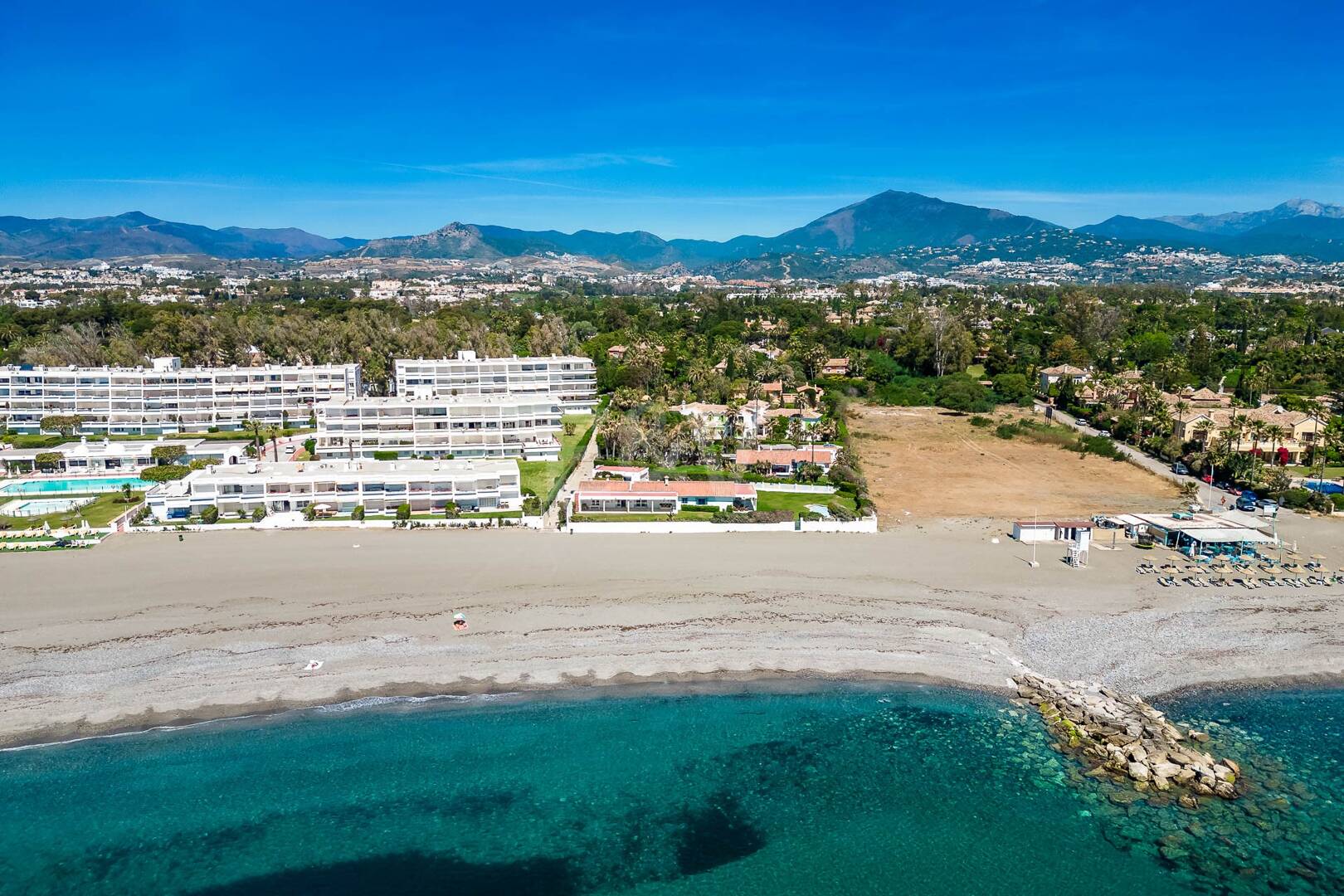 Strandvilla in erster Linie in Guadalmina Strandseite, in einem der renommiertesten Gebiete von Marbella.