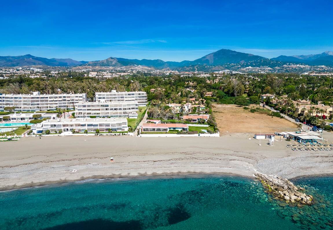 Strandvilla in erster Linie in Guadalmina Strandseite, in einem der renommiertesten Gebiete von Marbella.