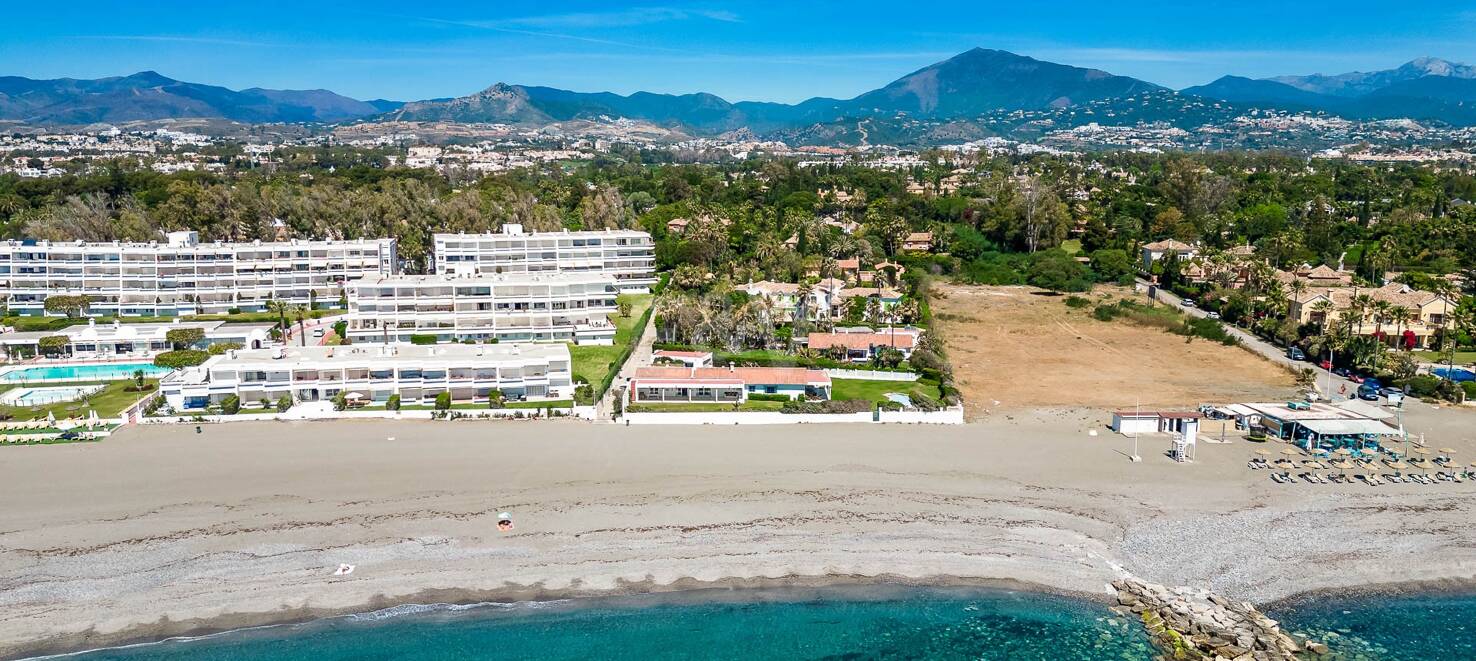 Beachfront villa in Guadalmina Baja, one of the most prestigious areas in Marbella.