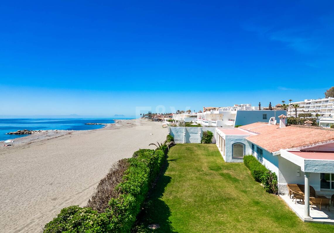 Strandvilla in erster Linie in Guadalmina Strandseite, in einem der renommiertesten Gebiete von Marbella.