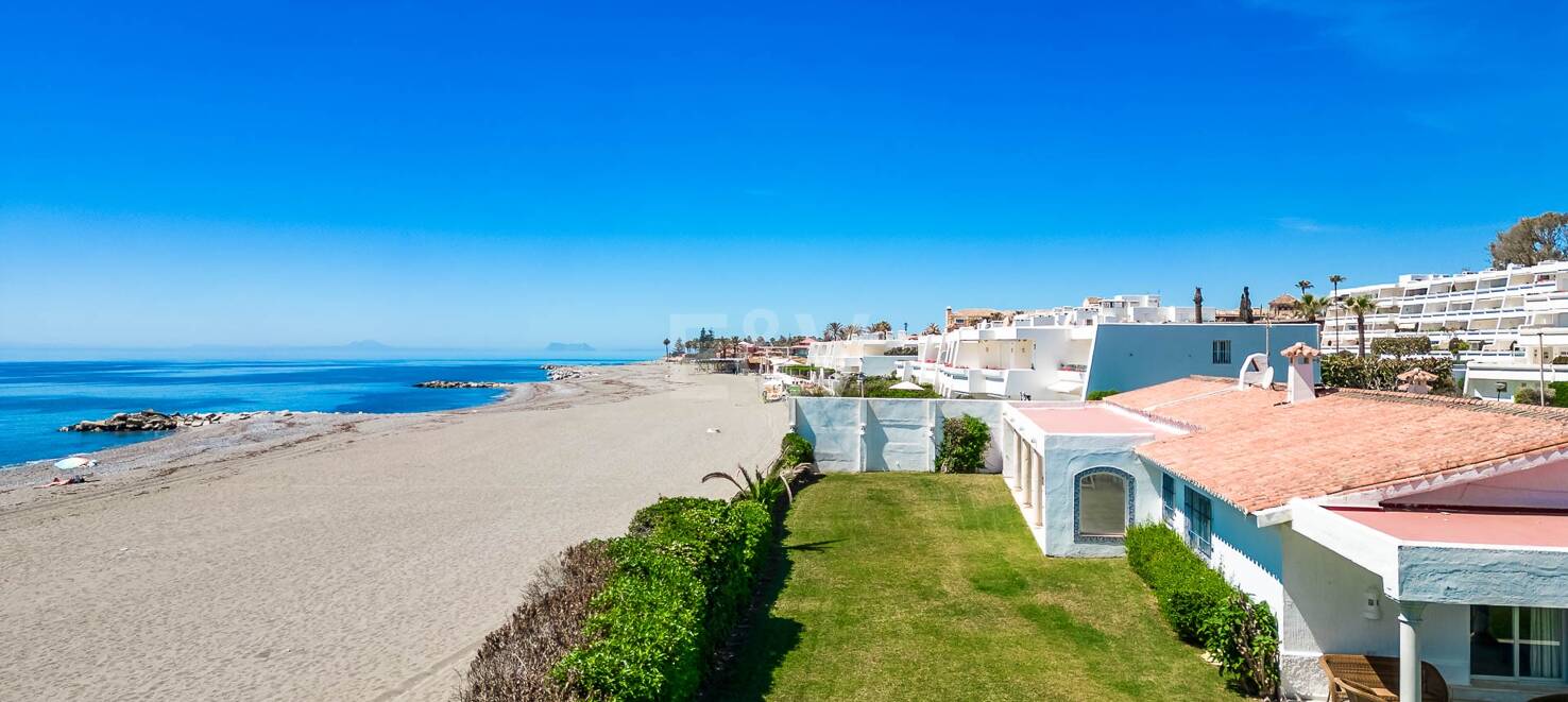 Beachfront villa in Guadalmina Baja, one of the most prestigious areas in Marbella.