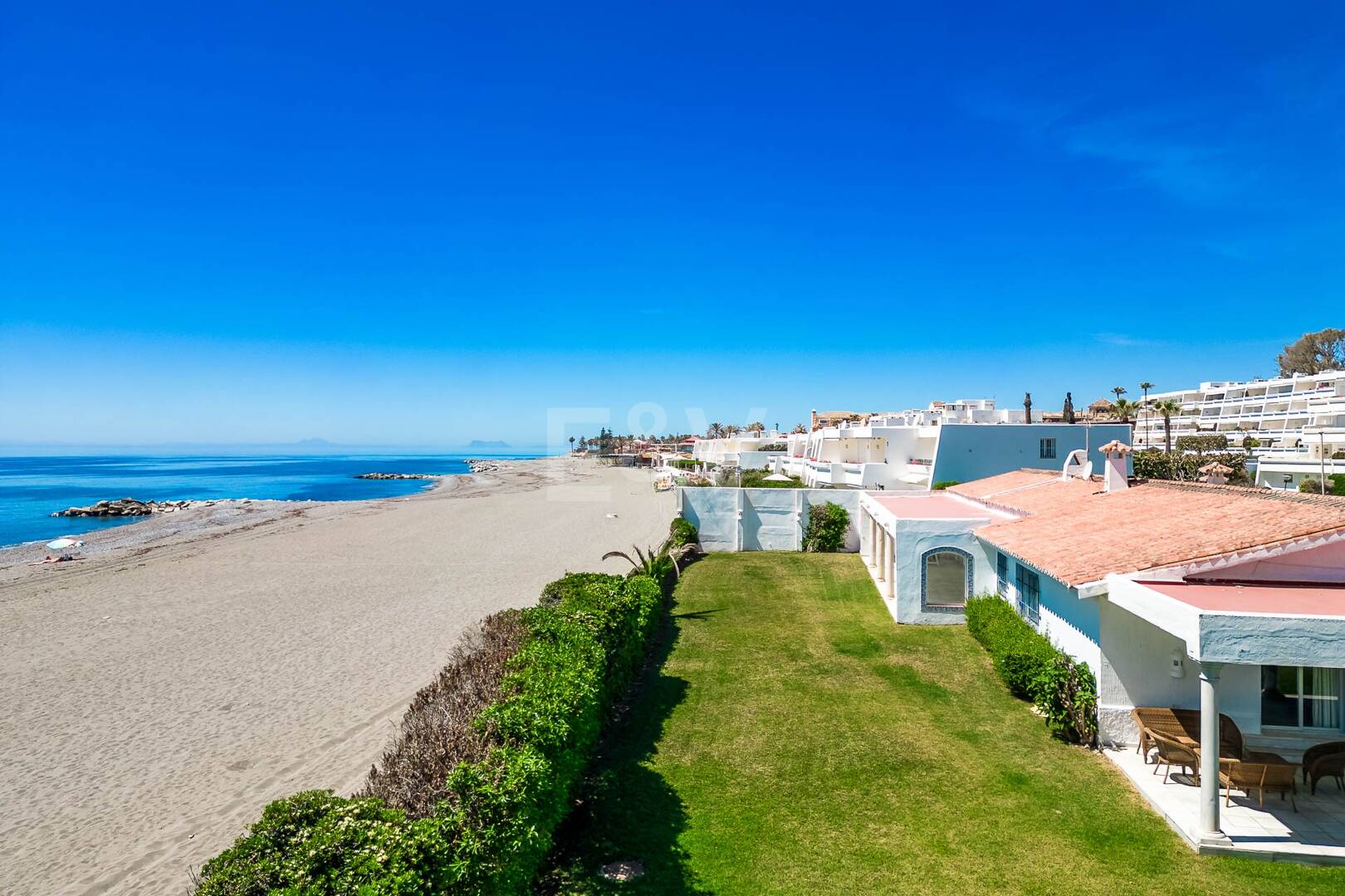 Strandvilla in erster Linie in Guadalmina Strandseite, in einem der renommiertesten Gebiete von Marbella.