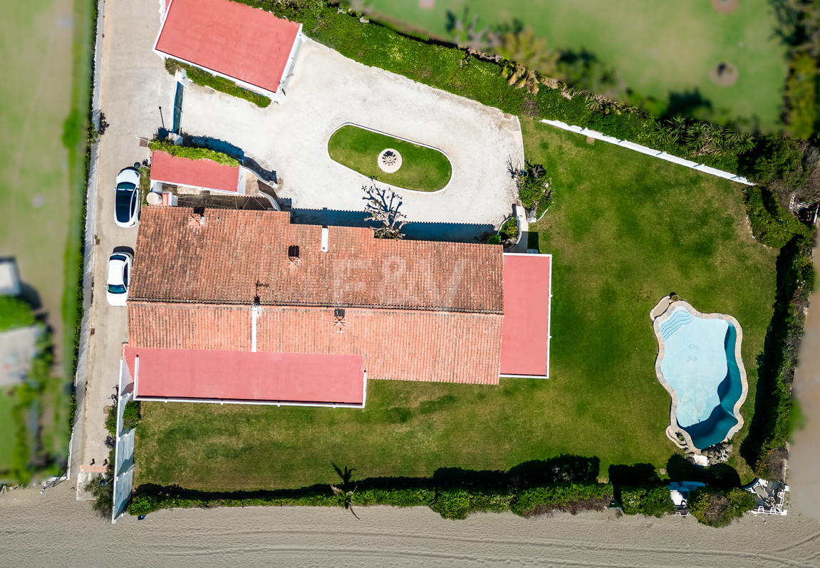 Strandvilla in erster Linie in Guadalmina Strandseite, in einem der renommiertesten Gebiete von Marbella.