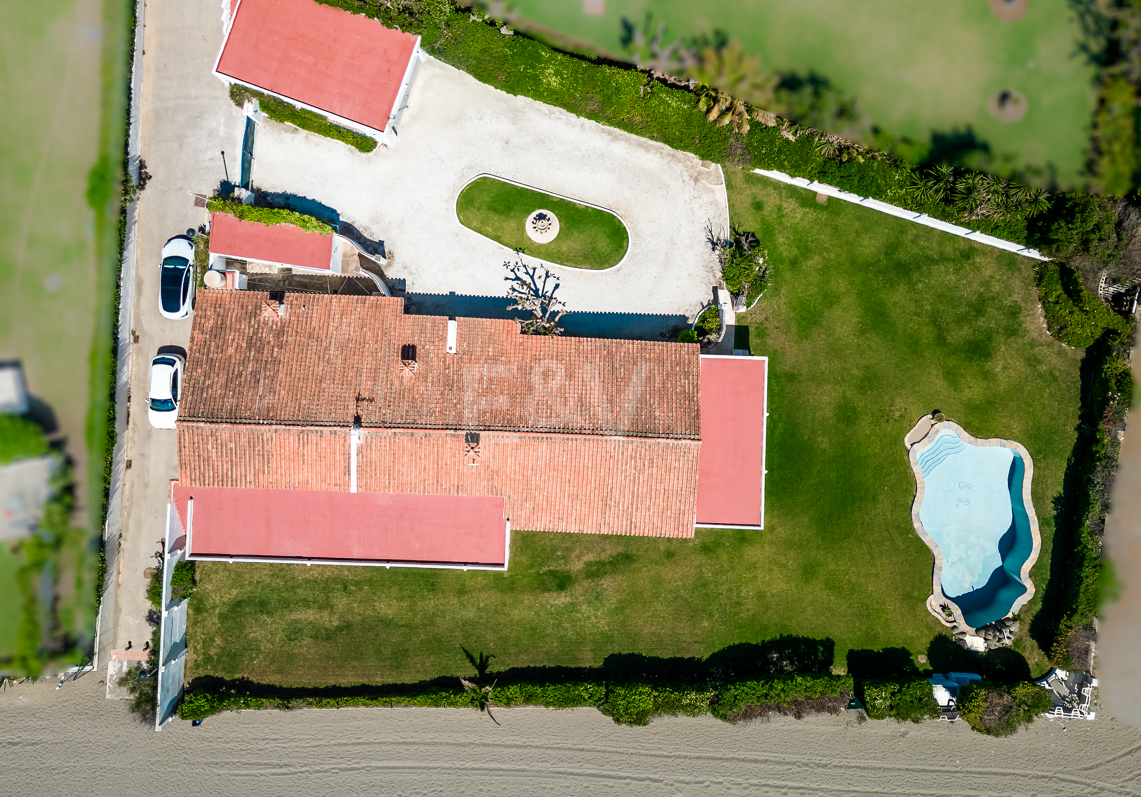 Strandvilla in erster Linie in Guadalmina Strandseite, in einem der renommiertesten Gebiete von Marbella.