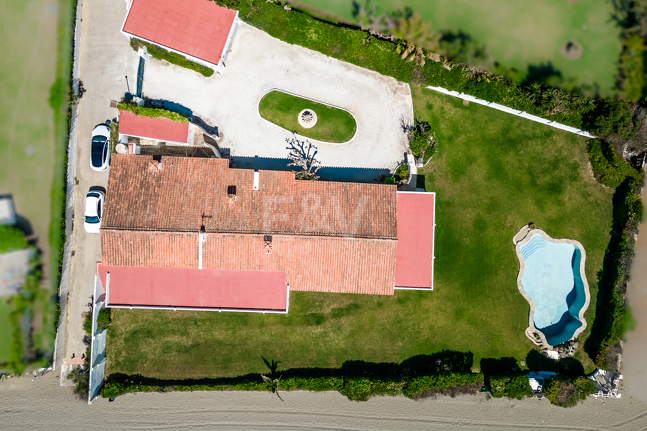 Strandvilla in erster Linie in Guadalmina Strandseite, in einem der renommiertesten Gebiete von Marbella.