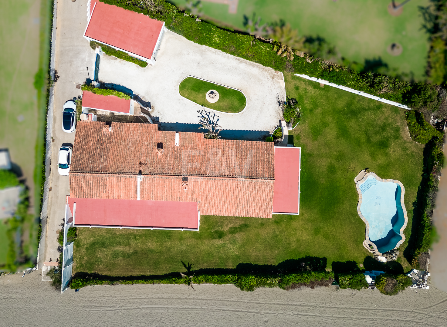 Strandvilla in erster Linie in Guadalmina Strandseite, in einem der renommiertesten Gebiete von Marbella.