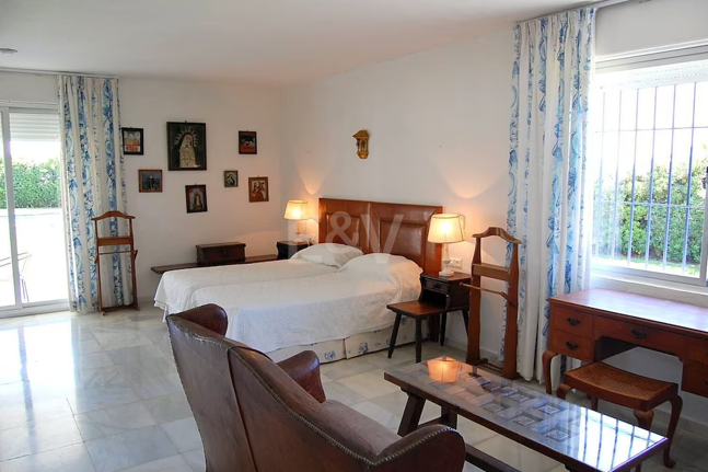 Strandvilla in erster Linie in Guadalmina Strandseite, in einem der renommiertesten Gebiete von Marbella.