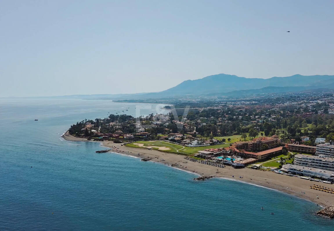 Strandvilla in erster Linie in Guadalmina Strandseite, in einem der renommiertesten Gebiete von Marbella.