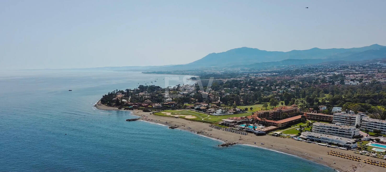 Beachfront villa in Guadalmina Baja, one of the most prestigious areas in Marbella.