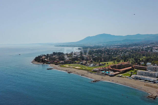 Strandvilla in erster Linie in Guadalmina Strandseite, in einem der renommiertesten Gebiete von Marbella.