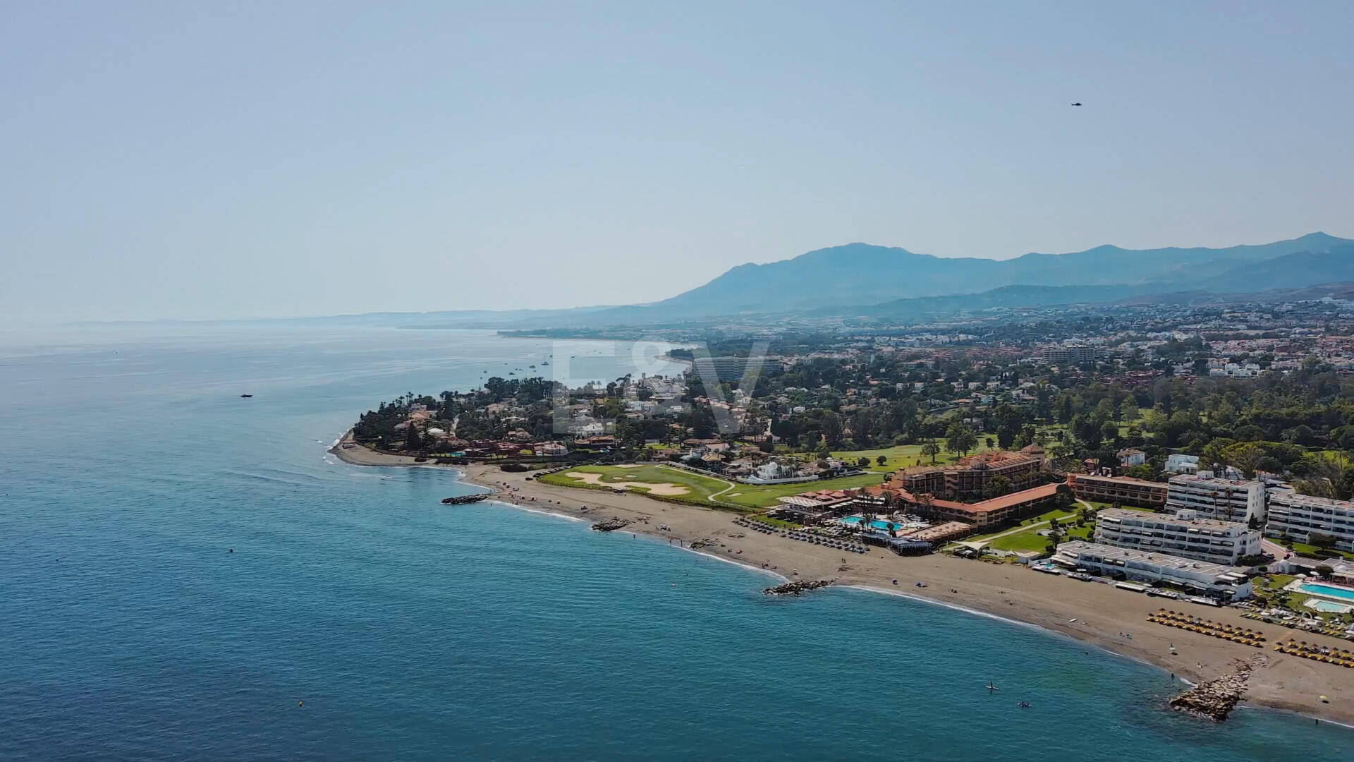 Strandvilla in erster Linie in Guadalmina Strandseite, in einem der renommiertesten Gebiete von Marbella.