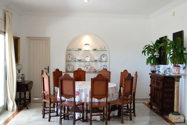 Strandvilla in erster Linie in Guadalmina Strandseite, in einem der renommiertesten Gebiete von Marbella.