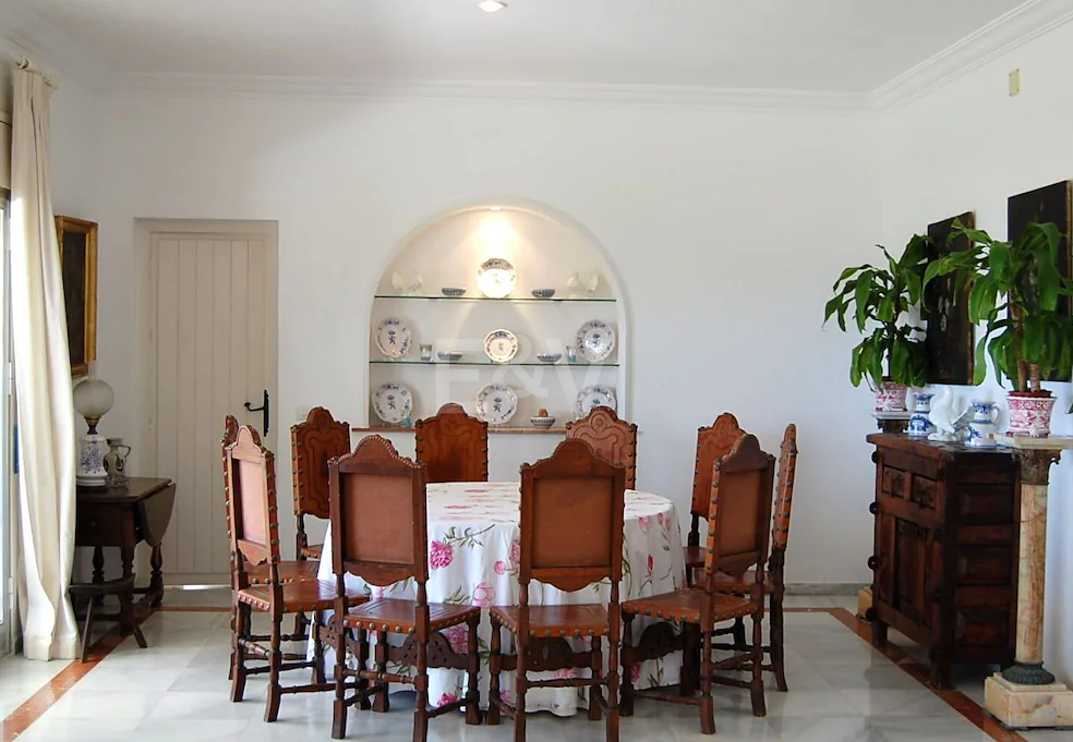 Strandvilla in erster Linie in Guadalmina Strandseite, in einem der renommiertesten Gebiete von Marbella.