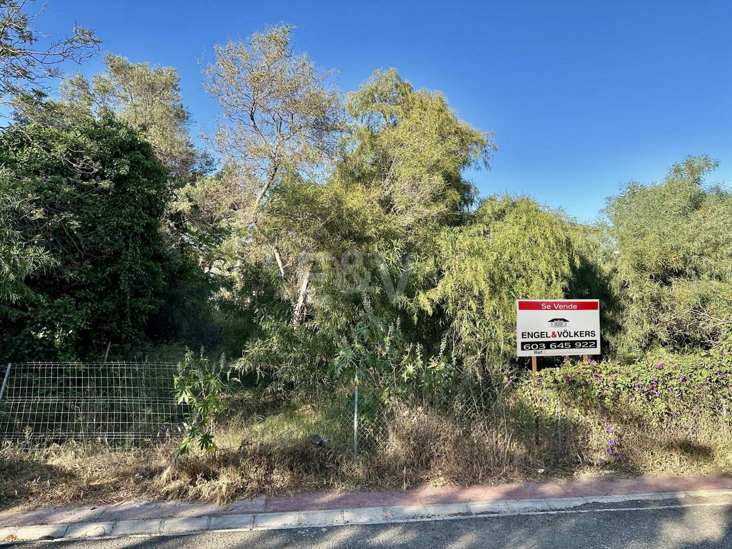 Terrain sur la plage à Artola Baja avec permis de construire approuvé