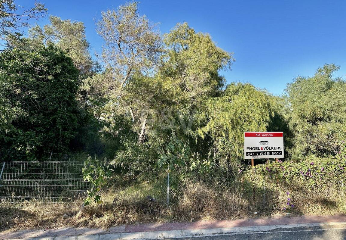 Terrain sur la plage à Artola Baja avec permis de construire approuvé