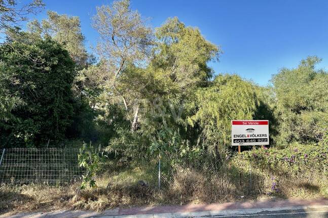 Terrain sur la plage à Artola Baja avec permis de construire approuvé