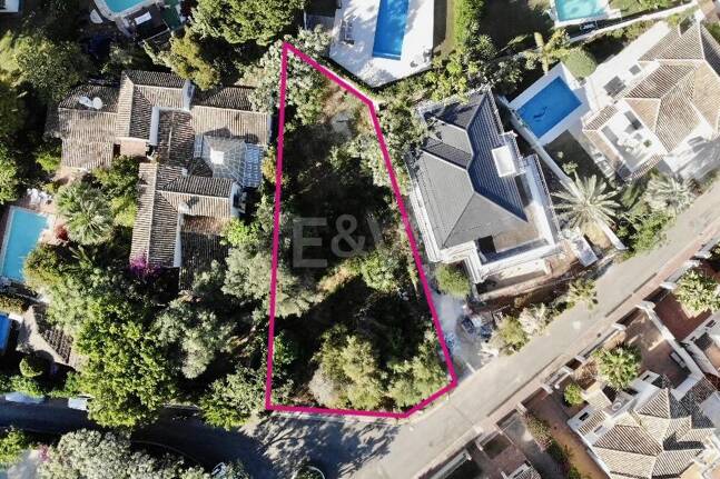 Terrain sur la plage à Artola Baja avec permis de construire approuvé