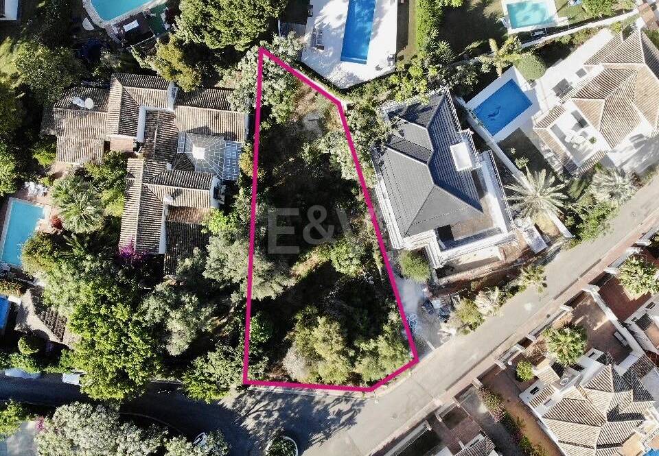 Terrain sur la plage à Artola Baja avec permis de construire approuvé