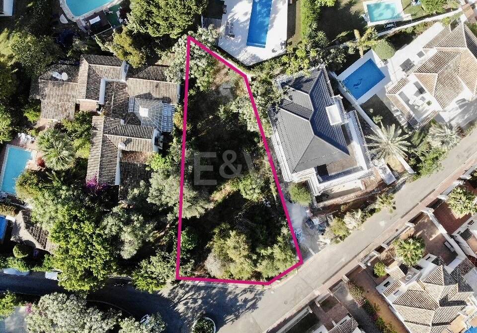 Parcela junto a la playa en Artola Baja con licencia de obra aprobada