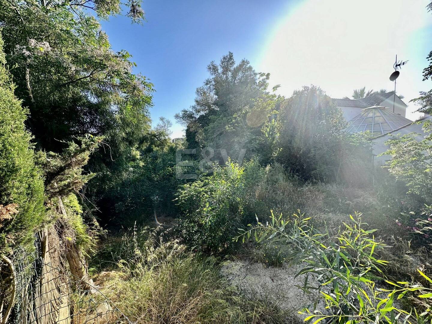 Parcela junto a la playa en Artola Baja con licencia de obra aprobada