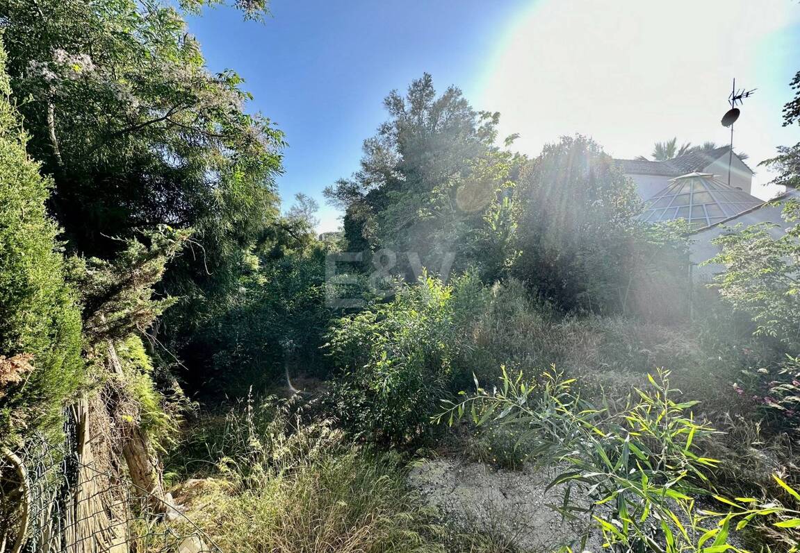 Terrain sur la plage à Artola Baja avec permis de construire approuvé