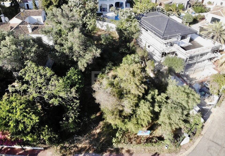 Terrain sur la plage à Artola Baja avec permis de construire approuvé