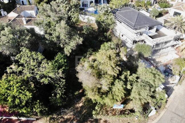 Terrain sur la plage à Artola Baja avec permis de construire approuvé