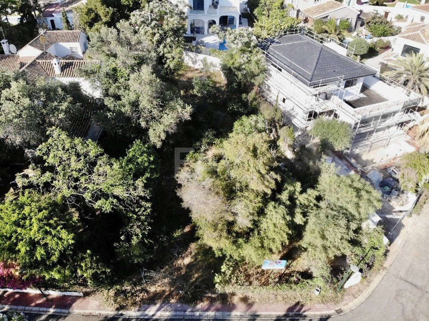 Parcela junto a la playa en Artola Baja con licencia de obra aprobada