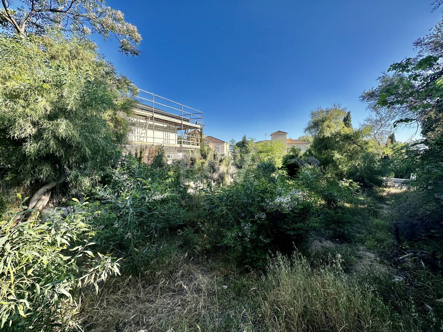 Parcela junto a la playa en Artola Baja con licencia de obra aprobada