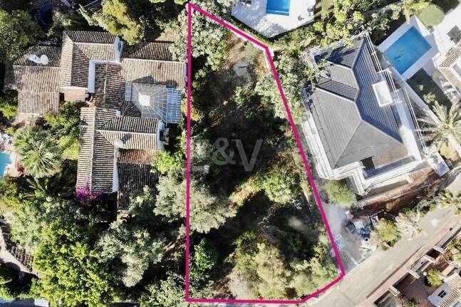 Terrain sur la plage à Artola Baja avec permis de construire approuvé